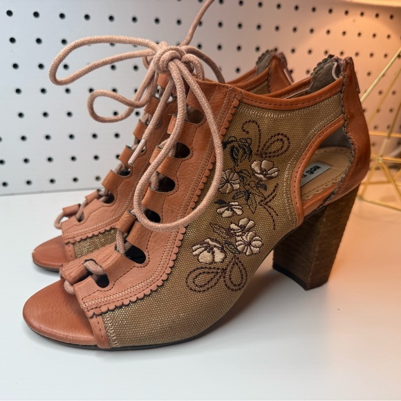Not Rated Women's Fleura Dress Pump Floral Embroidered Heels Boho Summer Size 8 - Picture 7 of 16